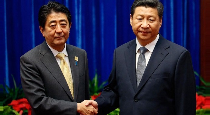 Ông Tập Cận Bình tiếp ông Shinzo Abe sang dự hội nghị APEC năm ngoái tại Bắc Kinh. Ảnh: Reuters.