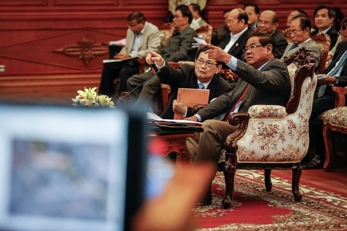 Trưởng ban Biên giới Chính phủ Campuchia Var Kim Hong (trái) và Bộ trưởng Nội vụ nước này, ông Sar Kheng trong cuộc họp ngày hôm qua. Ảnh: The Cambodia Daily.