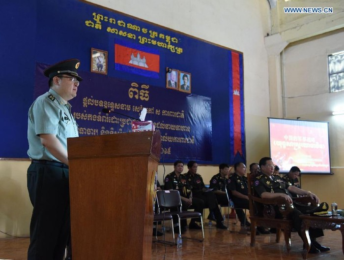 Li Ningya, Tùy viên Quân sự đại sứ quán Trung Quốc tại Campuchia lên lớp cho giảng viên sĩ quan học viện Quốc phòng quốc gia Campuchia. Ảnh: Tân Hoa Xã.