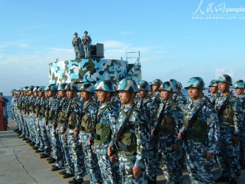 Lính Trung Quốc đồn trú bất hợp pháp trên đá Chữ Thập trong quần đảo Trường Sa thuộc chủ quyền Việt Nam.