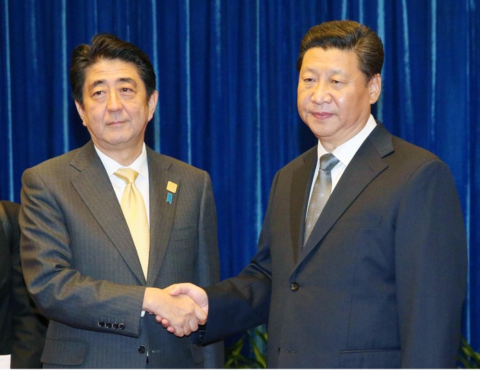 Thủ tướng Nhật Bản Shinzo Abe và Chủ tịch Trung Quốc Tập Cận Bình trước hội nghị APEC năm ngoái tại Bắc Kinh. Ảnh: Japan Times.