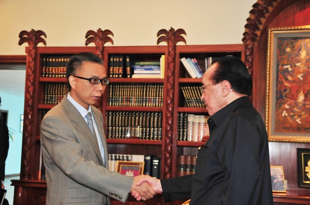Ngoại trưởng Campuchia Hor Namhong và tân Đại sứ Trung Quốc tại ASEAN Từ Bộ. Ảnh: AKP.