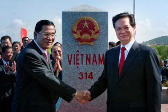 Thủ tướng Campuchia Hun Sen và Thủ tướng Nguyễn Tấn Dũng trong lễ cắt băng khánh thành cột mốc biên giới số 314.