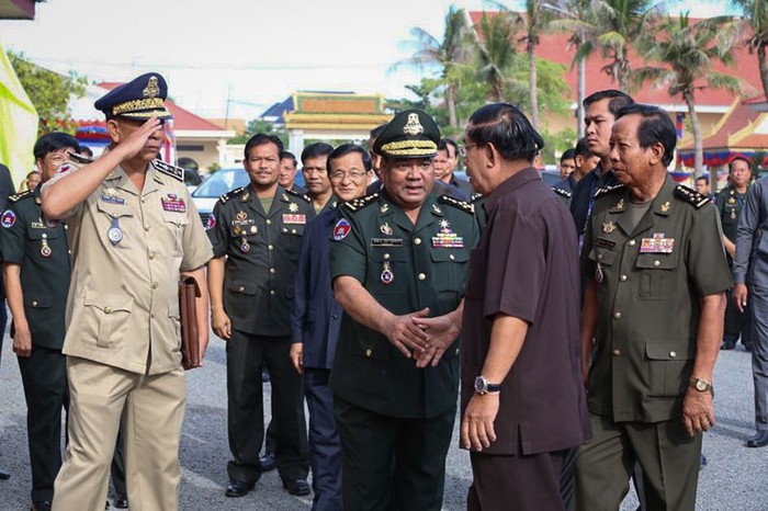 Thủ tướng Campuchia Hun Sen tiếp các tướng tá chỉ huy các lực lượng vũ trang. Ảnh: The Cambodia Daily.