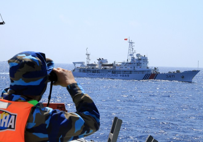 Lực lượng chức năng Việt Nam kêu gọi Trung Quốc rút giàn khoan khỏi vùng đặc quyền kinh tế, thềm lục địa Việt Nam bị tàu vỏ trắng Trung Quốc ngăn cản.