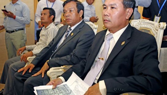 Um Sam An (bên phải) trong một cuộc họp, ảnh: The Phnom Penh Post.