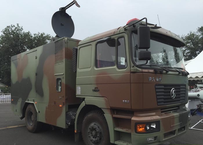 Vũ khí sóng vi ba WB-1 Trung Quốc gắn trên nóc xe quân sự. Ảnh: China Review.