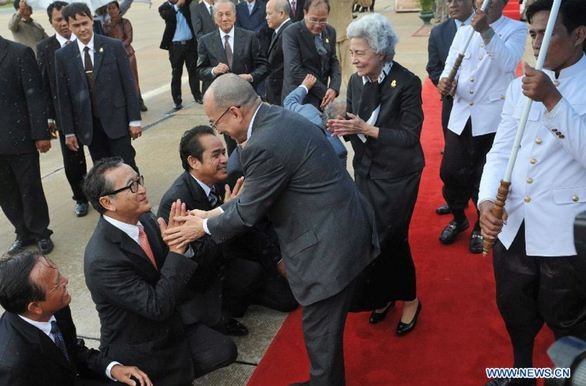 Ông Sam Rainsy và dàn lãnh đạo CNRP ra sân bay quốc tế Phnom Penh đón Quốc vương, Thái hậu Campuchia trở về từ Trung Quốc. Ảnh: Tân Hoa Xã.