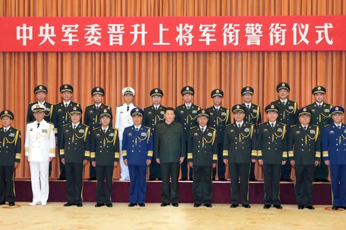 10 viên Thượng tướng mới được lên quân hàm chụp ảnh lưu niệm cùng ông Tập Cận Bình và dàn lãnh đạo Quân ủy trung ương.