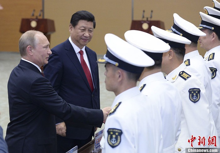 Hai ông Putin và Tập Cận Bình gặp gỡ các sĩ quan chỉ huy hai nước trước cuộc tập trận chung năm ngoái ở Hoa Đông.