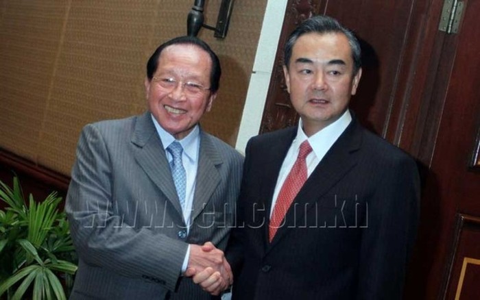 Ngoại trưởng Campuchia Hor Namhong và người đồng cấp Trung Quốc Vương Nghị, ảnh: The Cambodia Herald.