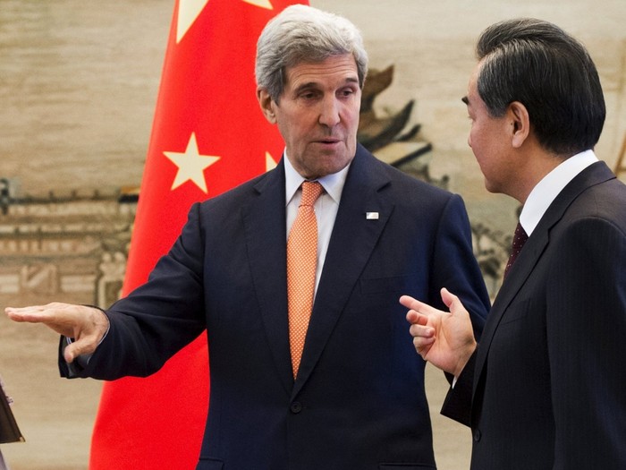 Ngoại trưởng Hoa Kỳ John Kerry và người đồng cấp Trung Quốc Vương Nghị. Ảnh: Đa Chiều.
