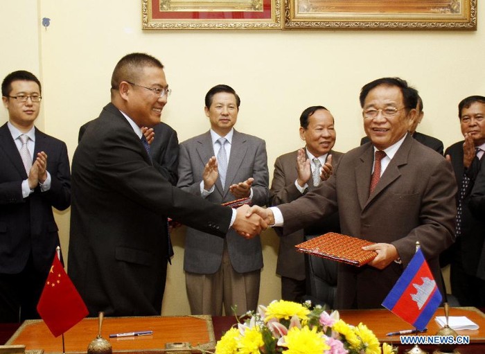 Các quan chức Trung Quốc, Campuchia trong lễ ký kết văn kiện hợp tác. Ảnh: Tân Hoa Xã.