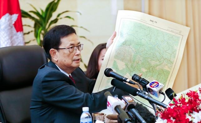 Trưởng ban Biên giới Chính phủ Campuchia Var Kimhong giới thiệu bản đồ bonne do Sở Địa dư Đông Dương phát hành trước 1953. Ảnh: Khmer Times.