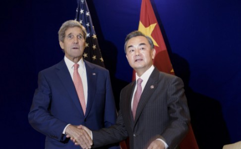 Ngoại trưởng Mỹ John Kerry và người đồng cấp Trung Quốc Vương Nghị bên lề ARF. Ảnh: AP/SCMP.