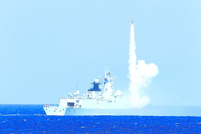 Hạm đội Nam Hải tập trận đối kháng bắn đạn thật quy mô lớn, bao gồm cả tên lửa có thể mang đầu đạn hạt nhân ở Biển Đông ngay trước thềm ARF đang diễn ra ở Malaysia.