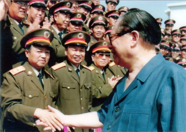 Ông Giang Trạch Dân khi tiếp quản Quân ủy trung ương cũng phải chấp nhận 2 cấp phó do Đặng Tiểu Bình lựa chọn.