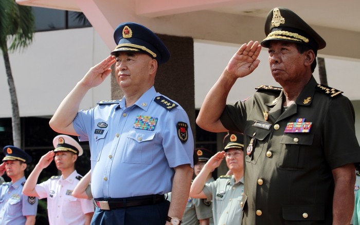 Ông Hứa Kỳ Lượng, Phó Chủ tịch Quân ủy trung ương Trung Quốc và ông Tea Banh, Phó Thủ tướng kiêm Bộ trưởng Quốc phòng Campuchia.