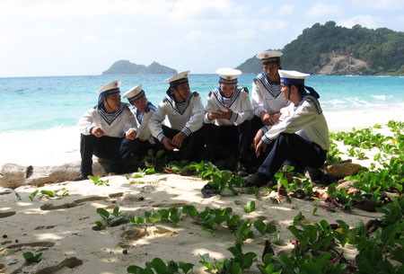 Các chiến sĩ Hải quân Nhân dân Việt Nam trên đảo Thổ Chu, ảnh: Ngọc Tiến/Hà Nội Mới.