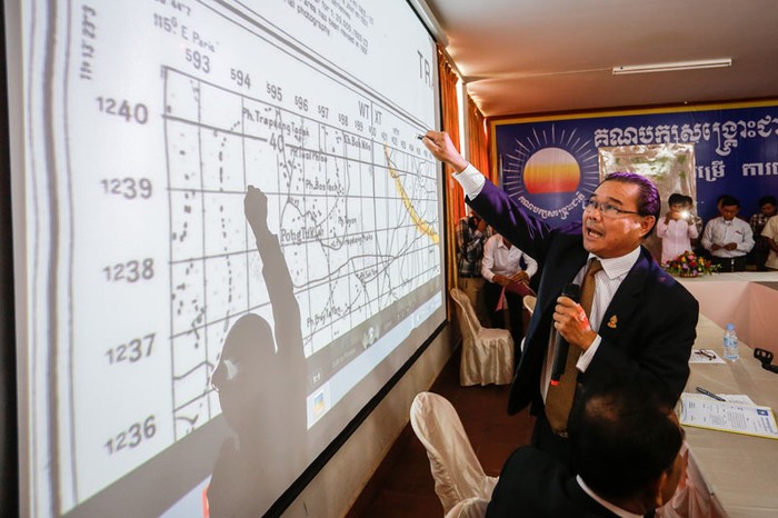 Nghị sĩ phe đối lập CNRP Hong Sokhour trong buổi trao &quot;phiên bản kỹ thuật số bản đồ (được cho là có thể hiện biên giới) Việt Nam - Campuchia&quot; mà CNRP mua ở Pháp cho Viện Hàn lâm Hoàng gia Campuchia. Ảnh: The Cambodia Daily.