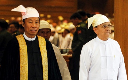 Ông Shwe Mann và ông Thein Sein trong một lần cùng xuất hiện năm 2014. Ảnh: Reuters.