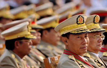 Hai tướng Shew Mann và Thein Sein ngồi hàng đầu tiên trong lễ kỷ niệm 65 năm ngày thành lập lực lượng vũ trang Myanmar. Ảnh: Worldpress.com.