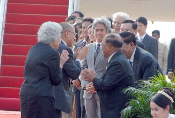 Thủ tướng Hun Sen và các quan chức cấp cao Campuchia ra sân bay tiễn mẹ con Nhà vua Sihamoni sang Bắc Kinh kiểm tra sức khỏe định kỳ tháng 2/2014. Ảnh: AKP.