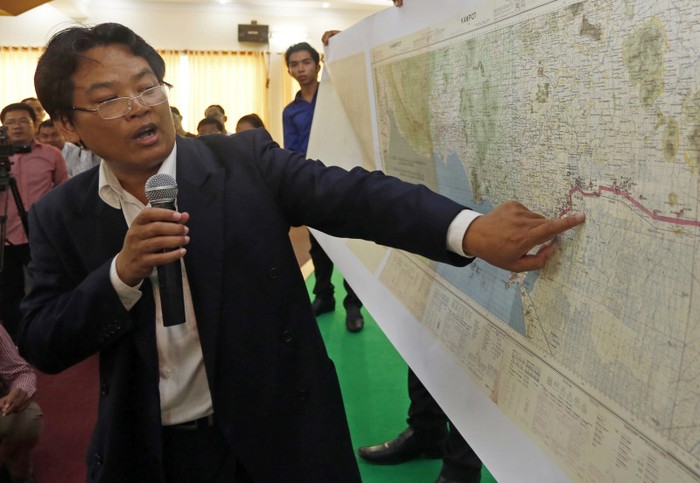 Tiến sĩ Sok Touch trong buổi họp báo công bố kết quả đối chiếu bản đồ biên giới Việt Nam - Campuchia tại Viện Hàn lâm Hoàng gia Campuchia hôm qua. Ảnh: The Cambodia Daily.