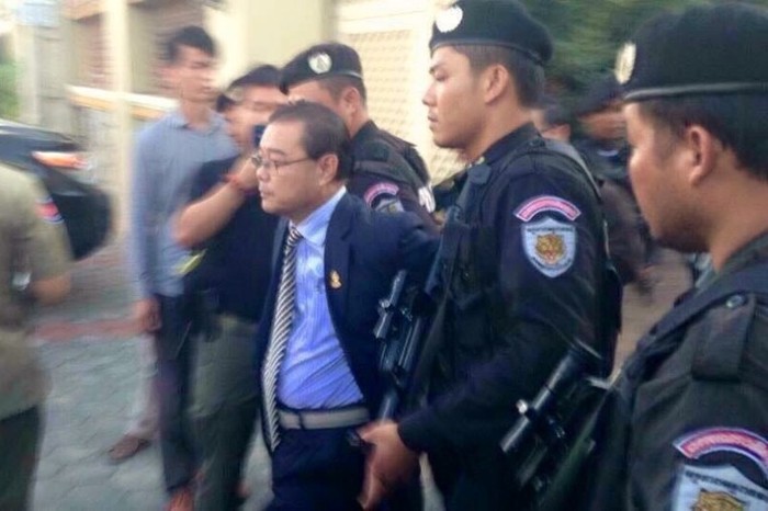 Hong Sokhour bị bắt lúc 6 giờ sáng hôm qua, ảnh: The Cambodia Daily/Facebook Sam Rainsy.