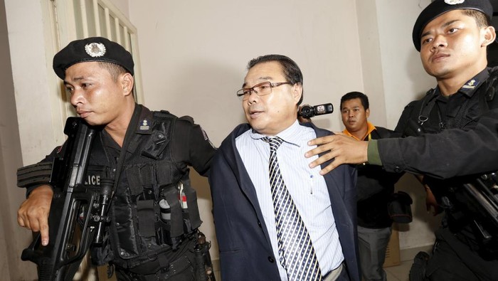 Hong Sokhour bị giải đến trại tạm giam sau khi tòa án Phnom Penh thẩm vấn. Ảnh: RFI.