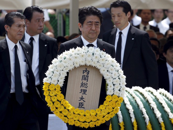 Thủ tướng Nhật Bản Shinzo Abe trong lễ tưởng niệm các nạn nhân vụ đánh bom nguyên tử năm 1945 kết thúc Chiến tranh Thế giới II, ảnh: Reuters.