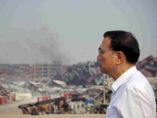 Thủ tướng Trung Quốc Lý Khắc Cường tại hiện trường vụ tai nạn. Ảnh: Đa Chiều.