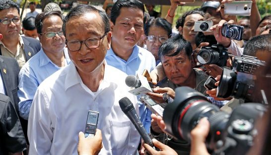 Lãnh đạo phe đối lập Campuchia Sam Rainsy gặp gỡ báo chí bên ngoài nhà tù Prey Star hôm Thứ Hai. Ảnh: The Phnom Penh Post.
