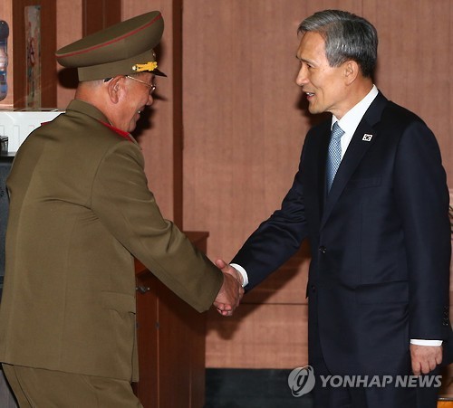 Quan chức cấp cao hai miền bán đảo Triều Tiên đã đàm phán thông đêm 10 tiếng liên tục nhằm tìm cách tháo ngòi căng thẳng. Ảnh: Yonhap.