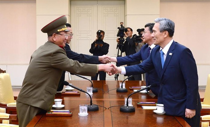 Quan chức cấp cao 2 miền Triều Tiên đàm phán tại Bàn Môn Điếm. Ảnh: Boston Global.