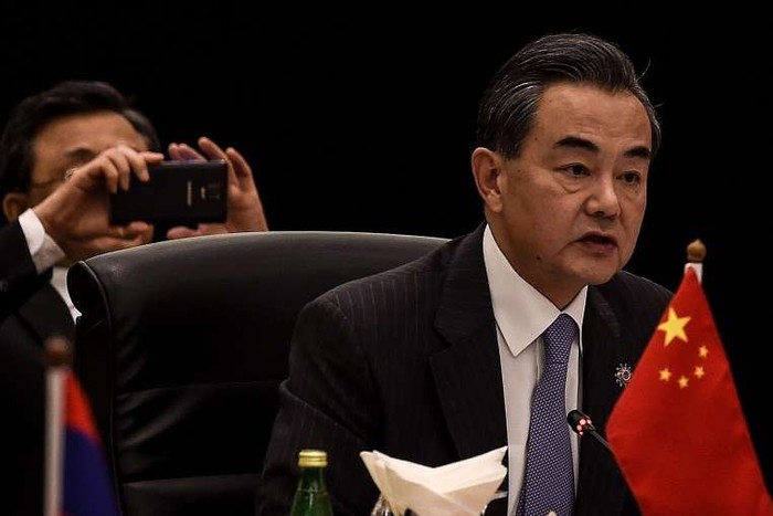 Ngoại trưởng Trung Quốc Vương Nghị vừa lên tiếng khuyến khích Triều Tiên học tập Iran trong vấn đề hạt nhân, Đại sứ Triều Tiên tại Bắc Kinh lập tức họp báo quốc tế bác bỏ.