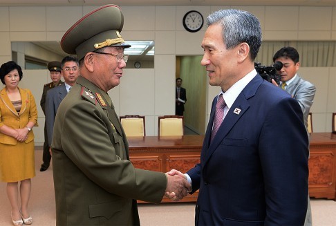Quan chức cấp cao hai miền Triều Tiên đàm phán tại Bàn Môn Điếm, ảnh: AP/SCMP.
