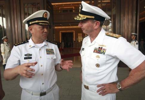 Tư lệnh Hải quân Trung Quốc Ngô Thắng Lợi và Tham mưu trưởng Hải quân Mỹ Đô đốc Greenert. Ảnh: Reuters/SCMP.
