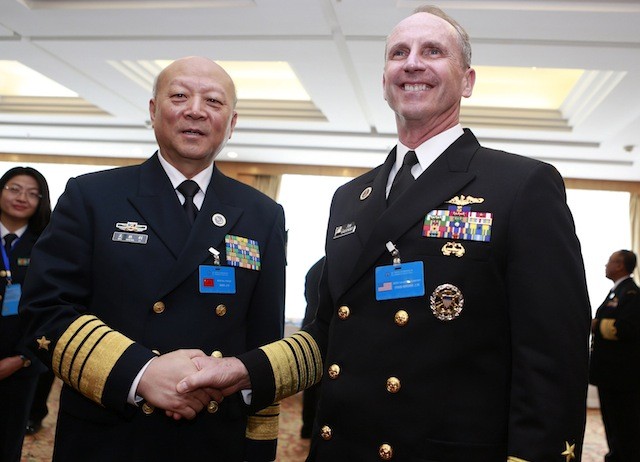 Tư lệnh Hải quân Trung Quốc Ngô Thắng Lợi và Tham mưu trưởng Hải quân Hoa Kỳ Jonathan Greenert. Ảnh: The Malaysian Insider.