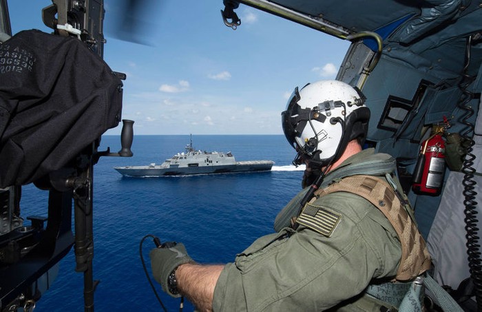 Chiến hạm USS Fort Worth hải quân Hoa Kỳ tuần tra trên Biển Đông, ảnh: Bloomberg.
