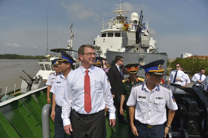 Bộ trưởng Quốc phòng Mỹ Ash Carter thăm tàu Cảnh sát biển Việt Nam bị Trung Quốc đâm hỏng trong cuộc khủng hoảng giàn khoan 981 năm ngoái. Ảnh: Thời báo Hoàn Cầu.