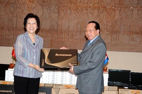 Bà Bố Kiến Quốc, Đại sứ Trung Quốc trao quà tặng cho Ngoại trưởng Campuchia Hor Namhong. Trung Quốc trang bị cả điện thoại di động cho cán bộ ngoại giao Campuchia để tiện làm việc.