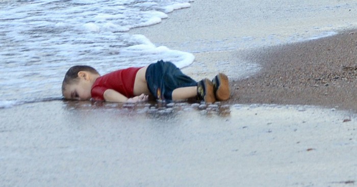 Hình ảnh chấn động thế giới tuần qua về cái chết của em bé Syria trên đường chạy nạn cùng cha mẹ. Ảnh: Britainfirst.org.
