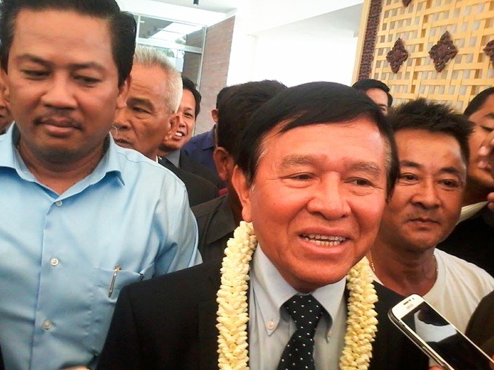 Kem Sokha tại sân bay quốc tế Phnom Penh sau khi trở về từ Úc. Ảnh: The Phnom Penh Post.
