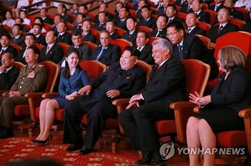 Vợ chồng nhà lãnh đạo Triều Tiên Kim Jong-un và Phó Chủ tich Hội đồng Nhà nước Cuba Miguel Diaz-Canel Bermudez. Ảnh: Yonhap.