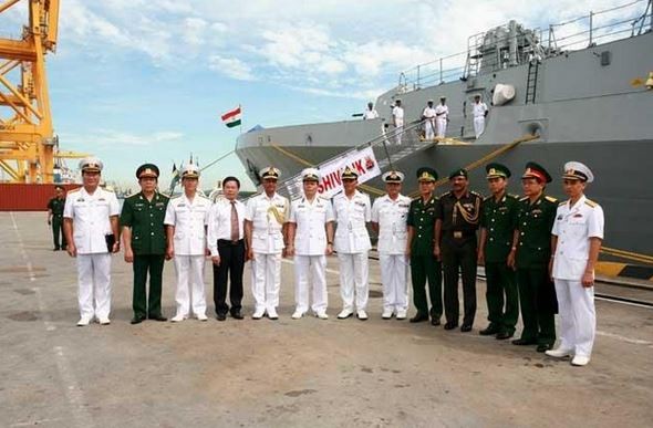 Tàu hải quân Ấn Độ thăm Việt Nam. Ảnh: Asian Defense News.