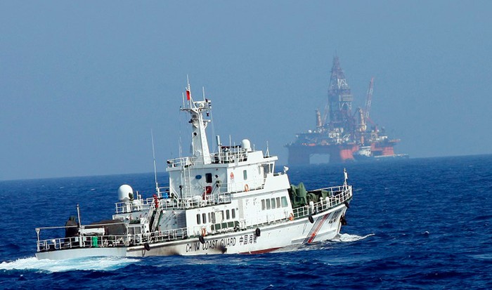 Cảnh sát biển Trung Quốc và giàn khoan 981, hai công cụ Bắc Kinh dùng để bành trướng trên Biển Đông. Ảnh: Tuoitrenews.