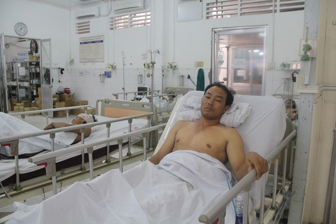 Anh Nguyễn Hùng Cường, một ngư dân bị Cảnh sát biển Thái Lan bắn gãy xương đùi hôm 11/9. Ảnh: Hải Lăng/Thanh Niên.