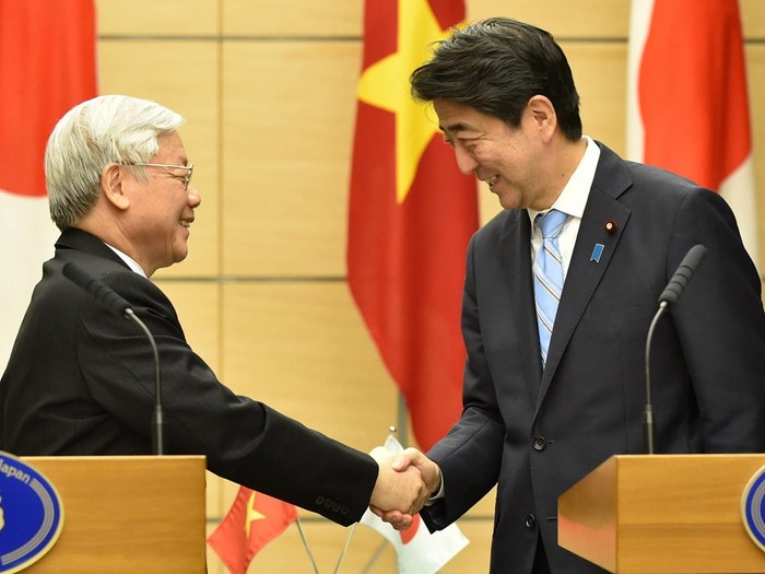 Tổng bí thư Nguyễn Phú Trọng và Thủ tướng Nhật Bản Shinzo Abe. Ảnh: Đa Chiều.