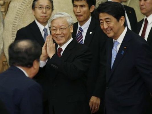 Tổng bí thư Nguyễn Phú Trọng và Thủ tướng Nhật Bản Shinzo Abe. Ảnh: AP.